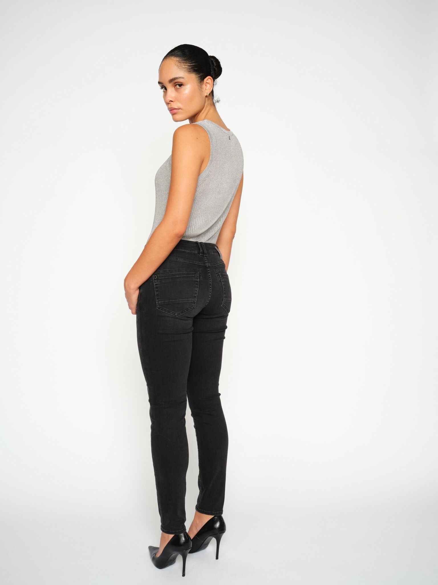 Modelshot / Black / Detail